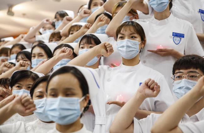 Newly recruited nurses take an oath during a capping ceremony at Peking University People's Hospital in Beijing, capital of China, April 26, 2020. /Xinhua